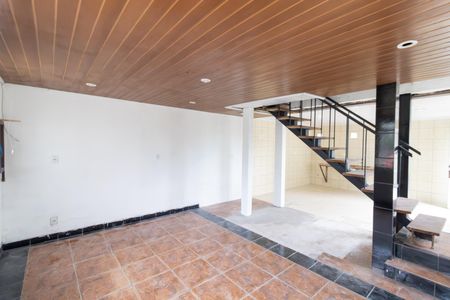 Casa à venda com 140m², 2 quartos e 2 vagas Casa à venda com 140m², 2 quartos e 2 vagasSala