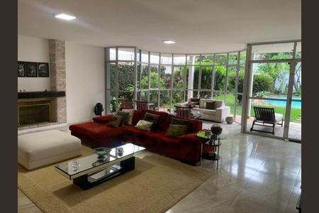 Casa à venda com 4 quartos, 500m² em Vila Tramontano, São Paulo