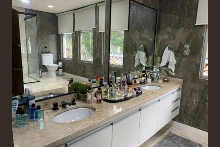Casa à venda com 4 quartos, 500m² em Vila Tramontano, São Paulo