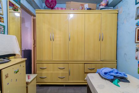 Cama simples com colchão e roupa de cama, armário de madeira e porta de vidro. de casa à venda com 3 quartos, 100m² em Mauá, São Caetano do Sul