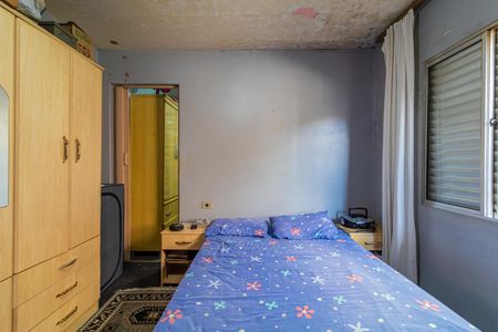 Quarto simples com cama, móveis e arquivos, mas com necessidade de reforma. de casa à venda com 3 quartos, 100m² em Mauá, São Caetano do Sul