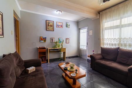 Sala de estar com móveis de madeira e pinturas na parede. de casa à venda com 3 quartos, 100m² em Mauá, São Caetano do Sul