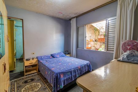 Quarto com cama de casal, mesinha e porta de vidro para varanda. de casa à venda com 3 quartos, 100m² em Mauá, São Caetano do Sul