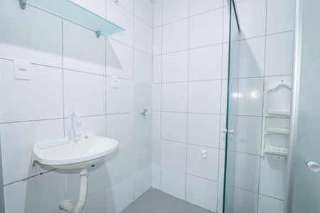 Apartamento à venda com 73m², 2 quartos e sem vaga Apartamento à venda com 73m², 2 quartos e sem vagaBanheiro com pia e chuveiro, paredes de azulejos brancos e chão de porcelanato.