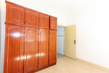 Apartamento à venda com 73m², 2 quartos e sem vaga Apartamento à venda com 73m², 2 quartos e sem vagaCabinete de madeira com portas e gavetas em uma sala branca e iluminada.