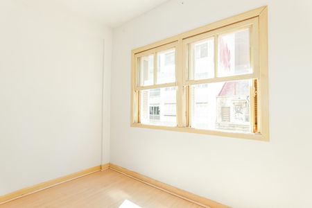 Janela com vista para a rua, com persianas fechadas, em um ambiente limpo e iluminado. de apartamento à venda com 2 quartos, 73m² em Santa Cecilia, São Paulo