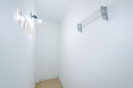 Pequena sala com iluminação natural e iluminação artificial, com uma janela pequena e uma luz de parede. de apartamento à venda com 2 quartos, 73m² em Santa Cecilia, São Paulo