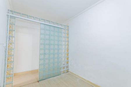 Porta de vidro com grade de metal e madeira, com espaço vazio por trás da porta. de apartamento à venda com 2 quartos, 73m² em Santa Cecilia, São Paulo