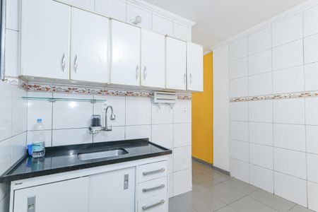 Apartamento à venda com 73m², 2 quartos e sem vaga Apartamento à venda com 73m², 2 quartos e sem vagaCozinha com móveis brancos e azulejos brancos e com um tom de amarelo na parede.