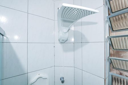 Apartamento à venda com 73m², 2 quartos e sem vaga Apartamento à venda com 73m², 2 quartos e sem vagaBanheiro com chuveiro e pia branca, com teto de gesso e paredes de cerâmica.