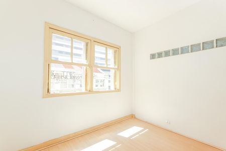 Apartamento à venda com 73m², 2 quartos e sem vaga Apartamento à venda com 73m², 2 quartos e sem vagaJanela com vista para a cidade, com madeira como piso e paredes brancas.
