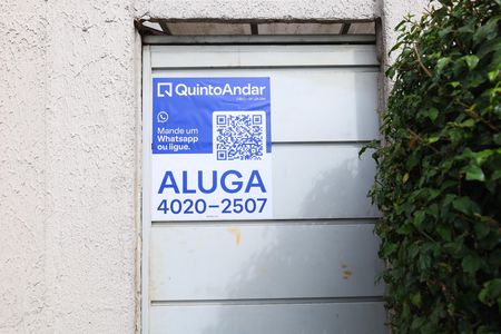 Apartamento para alugar com 38m², 2 quartos e sem vagaPlaca grande instalada na fachada do condomínio no dia 13.06.2026 - Código da placa: MURN-420