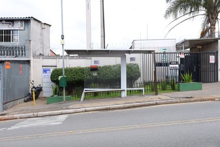 Apartamento para alugar com 38m², 2 quartos e sem vagaPlaca grande instalada na fachada do condomínio no dia 13.06.2026 - Código da placa: MURN-420