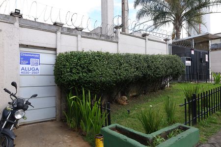 Apartamento para alugar com 38m², 2 quartos e sem vagaPlaca grande instalada na fachada do condomínio no dia 13.06.2026 - Código da placa: MURN-420