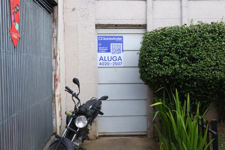 Apartamento para alugar com 38m², 2 quartos e sem vagaPlaca grande instalada na fachada do condomínio no dia 13.06.2026 - Código da placa: MURN-420