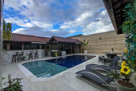 Casa para alugar com 500m², 4 quartos e 4 vagas Casa para alugar com 500m², 4 quartos e 4 vagasPiscina