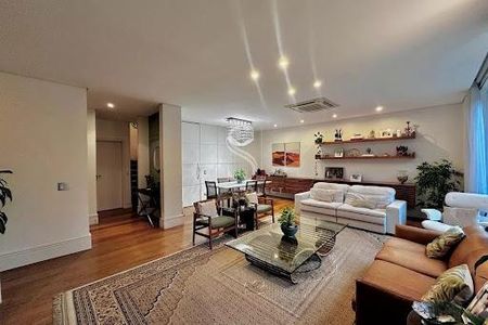 Casa à venda com 224m², 4 quartos e 5 vagas