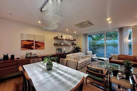 Casa à venda com 224m², 4 quartos e 5 vagas