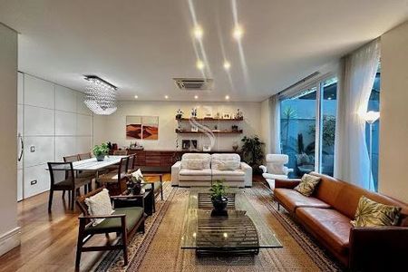Casa à venda com 224m², 4 quartos e 5 vagas