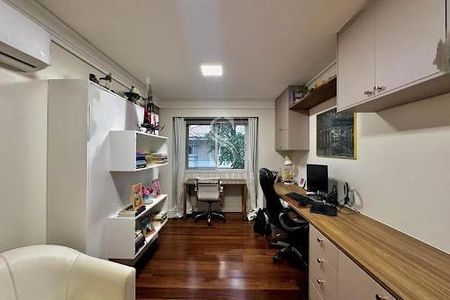 Casa à venda com 224m², 4 quartos e 5 vagas