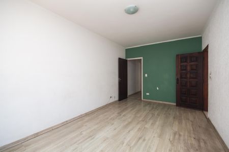 Sala de estar com paredes brancas e piso de madeira, com uma porta de entrada e uma janela pequena. de casa à venda com 4 quartos, 250m² em Siciliano, São Paulo