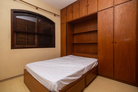 Quarto com cama de solteiro e armários de madeira, com vista para a cidade. de casa à venda com 4 quartos, 250m² em Siciliano, São Paulo