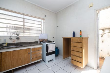 Casa à venda com 250m², 4 quartos e 2 vagas Casa à venda com 250m², 4 quartos e 2 vagasCozinha com móveis de madeira e piso de azulejos brancos, com uma janela grande e iluminação natural.