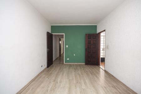 Casa à venda com 250m², 4 quartos e 2 vagas Casa à venda com 250m², 4 quartos e 2 vagasSala com paredes brancas e verde, piso de madeira e portas de madeira, com iluminação natural e boa qualidade de iluminação artificial.