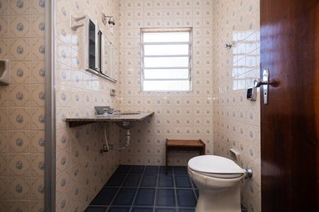Casa à venda com 250m², 4 quartos e 2 vagas Casa à venda com 250m², 4 quartos e 2 vagasBanheiro com piso de azulejos, pia de granito e janela pequena, com iluminação boa e nenhuma decoração.