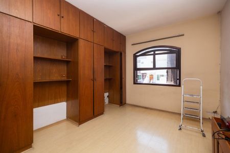 Casa à venda com 250m², 4 quartos e 2 vagas Casa à venda com 250m², 4 quartos e 2 vagasCabinets and shelves in a room with a window and a ladder.