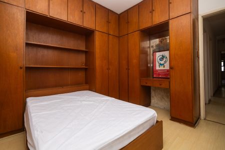 Casa à venda com 250m², 4 quartos e 2 vagas Casa à venda com 250m², 4 quartos e 2 vagasQuarto simples com cama e móveis de madeira, iluminado por luz natural e com um quadro na parede.