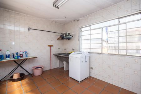 Casa à venda com 250m², 4 quartos e 2 vagas Casa à venda com 250m², 4 quartos e 2 vagasQuarto com cama, mesa e cadeira, com uma vista para o jardim.