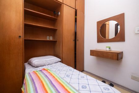 Casa à venda com 250m², 4 quartos e 2 vagas Casa à venda com 250m², 4 quartos e 2 vagasQuarto simples com cama e armários de madeira, iluminado por luz natural.