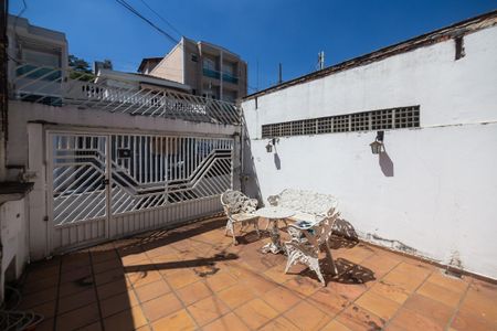 Casa à venda com 250m², 4 quartos e 2 vagas Casa à venda com 250m², 4 quartos e 2 vagasVaranda com mobília branca e vista para a rua, com um sol forte e um céu azul claro.