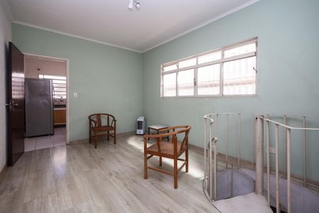 Sala com duas cadeiras de madeira e uma janela grande, com um ar condicionado e um chão de madeira. de casa à venda com 4 quartos, 250m² em Siciliano, São Paulo