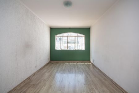Casa à venda com 250m², 4 quartos e 2 vagas Casa à venda com 250m², 4 quartos e 2 vagasEspaço vazio com parede verde e janela grande, iluminado por luz natural.