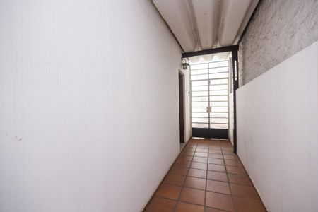 Casa à venda com 250m², 4 quartos e 2 vagas Casa à venda com 250m², 4 quartos e 2 vagasCorredor com piso de azulejos e porta de vidro com grade