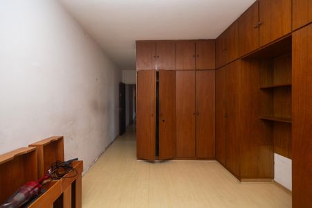 Caminho de entrada com armários de madeira e piso de porcelanato. de casa à venda com 4 quartos, 250m² em Siciliano, São Paulo