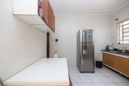 Casa à venda com 250m², 4 quartos e 2 vagas Casa à venda com 250m², 4 quartos e 2 vagasCozinha com geladeira, pia e bancada de granito, com iluminação boa e arrumada.