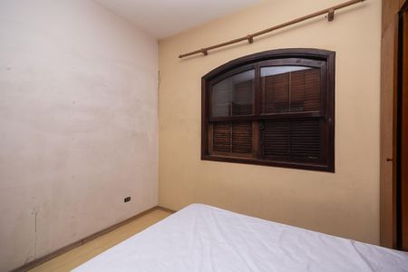 Casa à venda com 250m², 4 quartos e 2 vagas Casa à venda com 250m², 4 quartos e 2 vagasQuarto com cama e janela com persianas de madeira, parede com manchas e teto branco.
