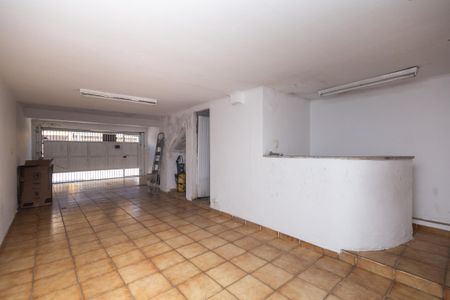 Casa à venda com 250m², 4 quartos e 2 vagas Casa à venda com 250m², 4 quartos e 2 vagasEspaço de garagem com porta de garagem e escada de acesso.
