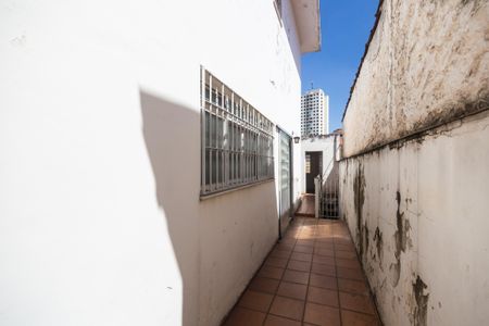 Pátio com vista para a cidade, com paredes de tijolos e telhado de telha. de casa à venda com 4 quartos, 250m² em Siciliano, São Paulo