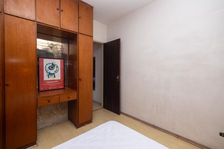 Casa à venda com 250m², 4 quartos e 2 vagas Casa à venda com 250m², 4 quartos e 2 vagasQuarto com móveis de madeira e pintura branca, com uma imagem de arte na parede.