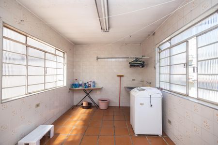Quarto de lavanderia comum com piso de azulejo e móveis simples. de casa à venda com 4 quartos, 250m² em Siciliano, São Paulo
