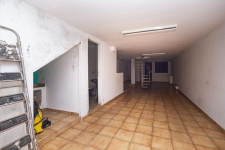 Espaço de trabalho com mesa e cadeira, iluminação natural e paredes brancas. de casa à venda com 4 quartos, 250m² em Siciliano, São Paulo