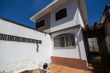 Casa à venda com 250m², 4 quartos e 2 vagas Casa à venda com 250m², 4 quartos e 2 vagasCasa com duas janelas e uma porta na fachada, com uma varanda e uma mesa e cadeiras.