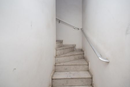 Casa à venda com 250m², 4 quartos e 2 vagas Casa à venda com 250m², 4 quartos e 2 vagasEscada de concreto com iluminação de baixa qualidade e pouca decoração.