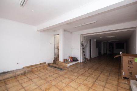 Espaço de trabalho com mesa e cadeira, iluminação natural e paredes brancas. de casa à venda com 4 quartos, 250m² em Siciliano, São Paulo