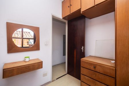 Casa à venda com 250m², 4 quartos e 2 vagas Casa à venda com 250m², 4 quartos e 2 vagasVista para a rua com telhado de terraço e edifício ao fundo.