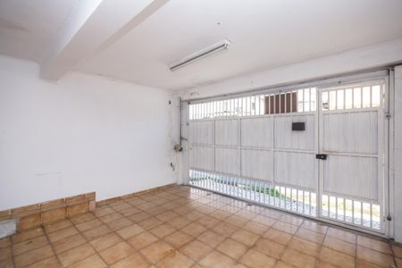 Casa à venda com 250m², 4 quartos e 2 vagas Casa à venda com 250m², 4 quartos e 2 vagasPorta de garagem com luz natural e iluminação adequada.